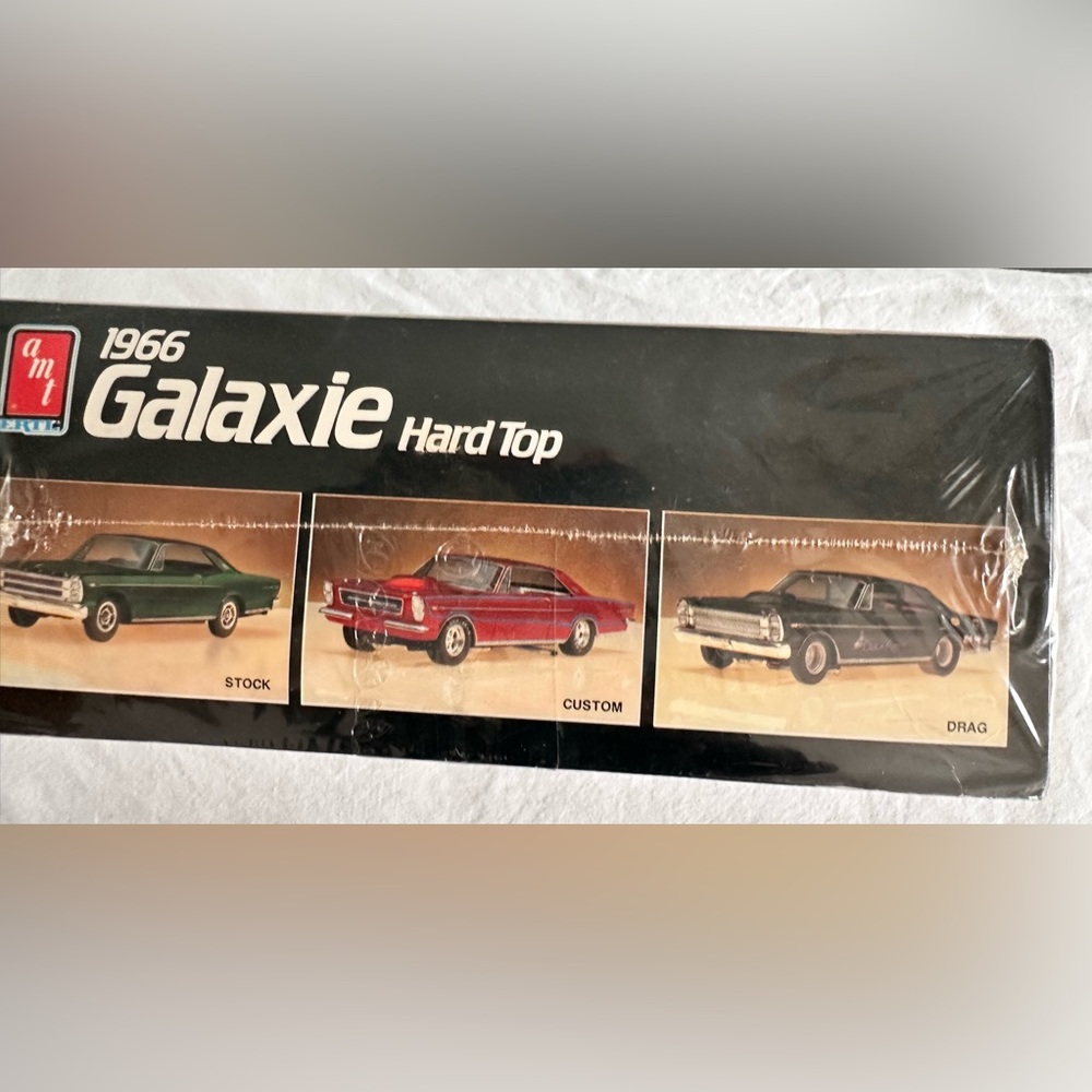 AMT 1966 Ford Galaxie Hardtop 1.25 scale model kit. VINTAGE ITEM!  SEALED BOX! - Picture 4 of 6